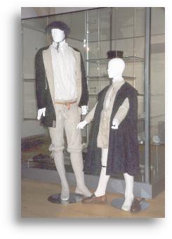 Die fertigen Kleider im Museum Alpirsbach