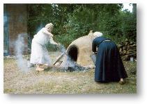 Der Lehmofen wird für das Brotbacken vorbereitet